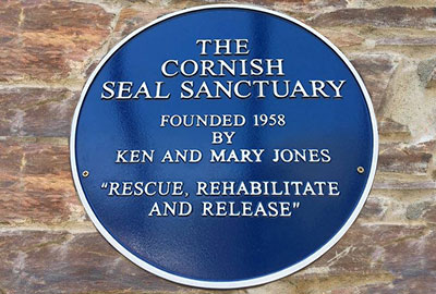 Ken's daughter Linda unveils the commemorative blue plaque