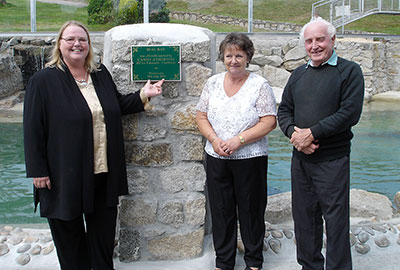 Ken Jones opens seal bay on 28th July 2004 with local MP for Falmouth and Camborne, Candy Atherton